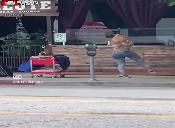 Video :She entertains restaurant patrons with a performance they won't soon forget